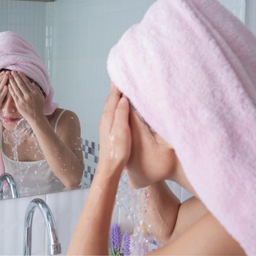 5 Kebiasaan Saat Membersihkan Kulit Wajah yang Baik Diterapkan