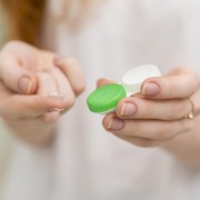 Lebaran Nanti Mau Pakai Softlens? Ketahui Dulu Tips Ini agar Mata Tidak Iritasi