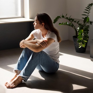 Sering Sendirian Tapi Baik-Baik Saja? Ini 11 Ciri Orang yang Tak Punya Teman Dekat