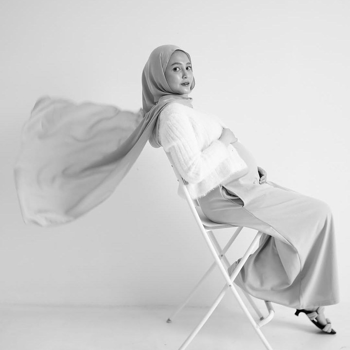 <p><em>Maternity shoot</em> ini diambil di dalam ruangan atau indoor. Indah tidak menggunakan dekorasi apa pun untuk mengabadikan momen kehamilan ketiganya ini, Bunda. Ia hanya menggunakan kursi untuk berpose duduk di depan kamera. "<em>Maternity</em> seadanya," tulis Indah. (Foto: Instagram @indhningtys)</p>