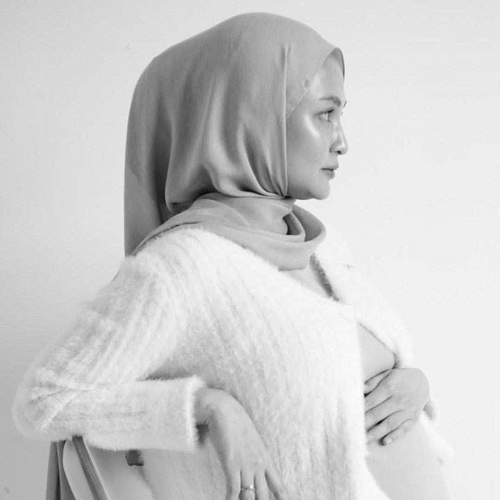 <p>Dalam <em>maternity shoot</em> ini, Indah banyak berfokus pada <em>baby bump</em> kehamilannya. Di semua pose, perempuan 27 tahun ini selalu memegang <em>baby bump</em> kehamilannya yang sudah terlihat besar. (Foto: Instagram @indhningtys)</p>