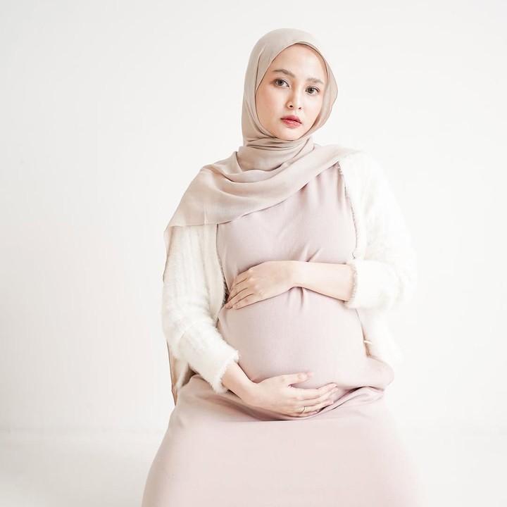 <p>Istri komedian Rigen Rakelna, Indah Ningtyas, tengah hamil anak ketiga. Baru-baru ini, Indah memamerkan potret melakukan <em>maternity shoot</em> yang diambilnya jelang persalinan. (Foto: Instagram @indhningtys)</p>