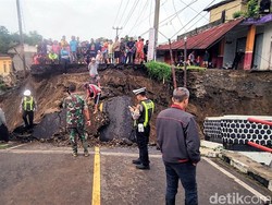 Video: Jembatan Cidadap Amblas, Akses Palabuhanratu-Kiara Dua Putus