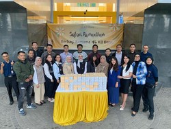Momen Ramadan, KB Bank Berbagi Ratusan Paket Takjil untuk Warga Bandung