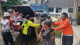 Kemensos Tanggap Bencana, Bantu Korban Longsor & Banjir di Sukabumi