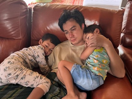 Reaksi Kiano dan Kenzo Putra Baim Wong saat Rumahnya Kebanjiran, Ini Potretnya