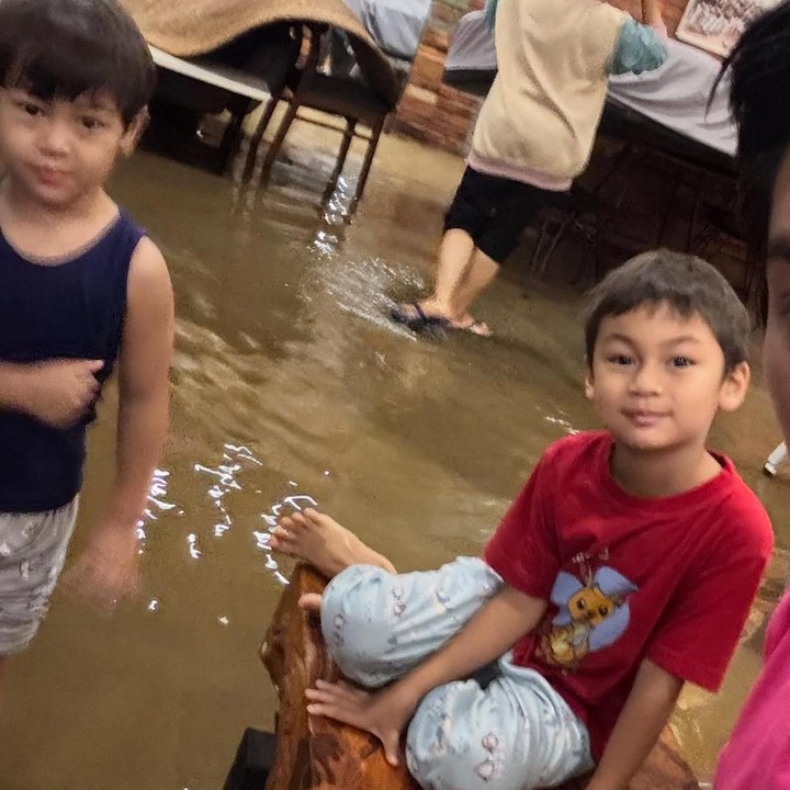<p>Meski kebanjiran Kiano dan Kenzo tampak sangat santai nih, Bunda. Keduanya bahkan masih tersenyum ke kamera saat sang Ayah akan memotret. (Foto: Instagram: @baimwong)</p>