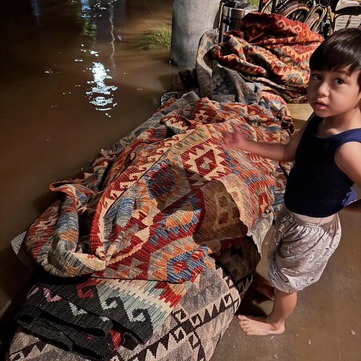 <p>Sementara itu, sang adik Kenzo membantu sang Ayah memindahkan karpet ke depan rumah. Karpet ini terlihat dijadikan penghalang agar air tidak semakin masuk ke dalam rumah. (Foto: Instagram: @baimwong)</p>