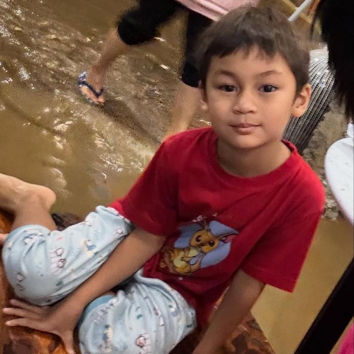<p>Belum lama ini, Baim membagikan momen kala dirinya mengalami kebanjiran untuk pertama kali. Tidak sendirian, kedua putranya, Kiano Tiger Wong dan Kenzo Eldrago Wong pun merasakan pengalaman yang sama. (Foto: Instagram: @baimwong)</p>