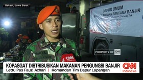 VIDEO: Kopasgat Distribusikan Makanan untuk Pengungsi Banjir