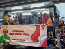 57 Polisi Korsabhara Bagikan Makanan ke Warga Korban Banjir di Pancoran