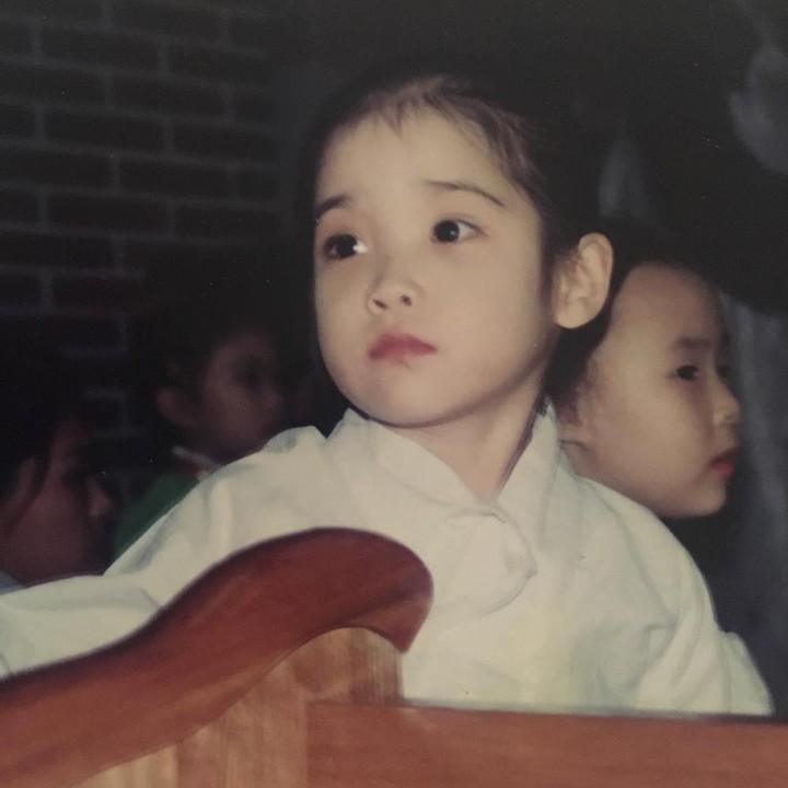 <p>Lee Ji Eun, yang lebih dikenal dengan nama panggung IU, adalah seorang penyanyi dan aktris Korea yang lahir pada tahun 1993. Pesonanya yang cantik dan teduh ternyata sudah terlihat sejak masa kecilnya, lho, Bunda. (Foto: Instagram @dlwlrma)</p>