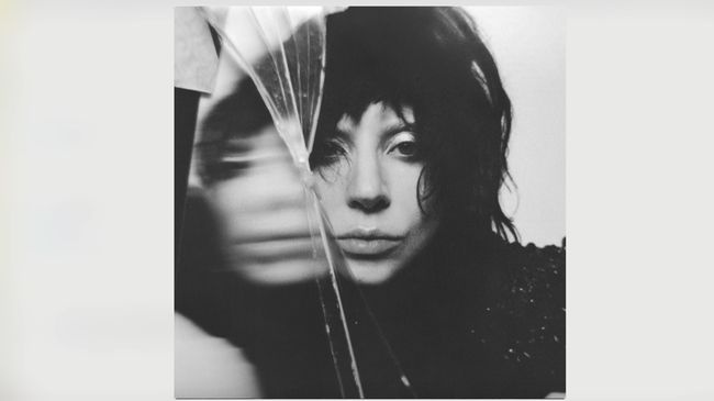 Lady Gaga resmi merilis album ke-tujuh, Mayhem, pada Jumat (7/3). Ia kembali menampilkan persona yang unik dan kental dengan dance music, tapi lebih gelap.