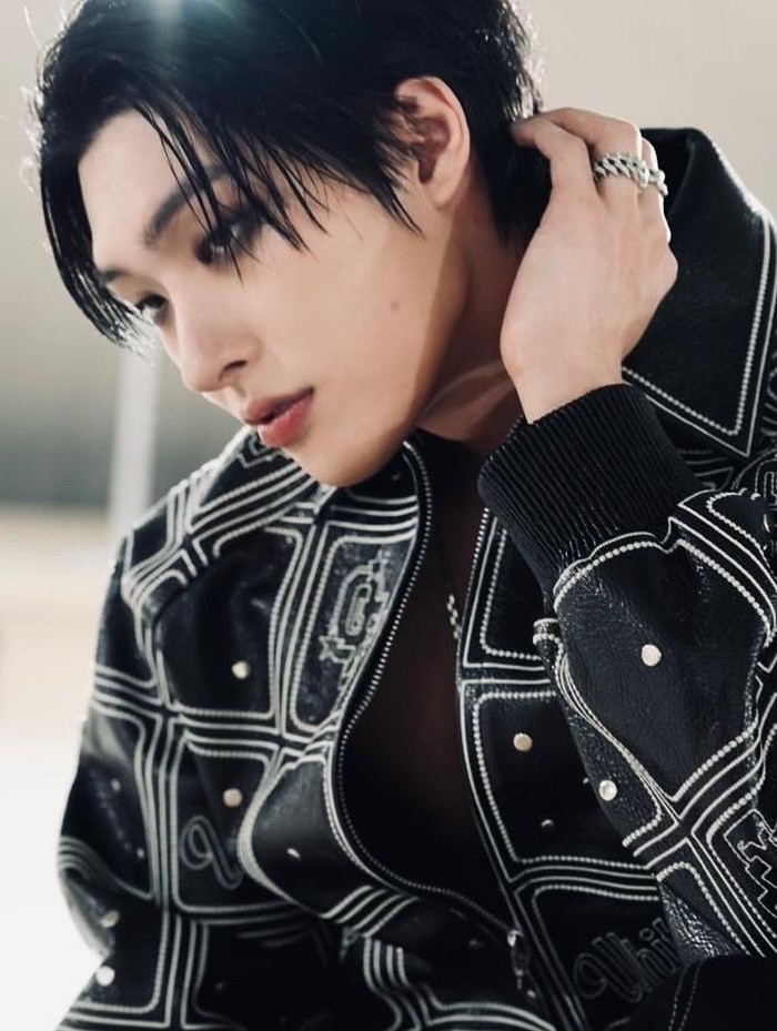 Penampilan keren Mingi di acara Off White tersebut juga dilengkapi dengan rambut hitam serta gaya smokey eyes yang memberikan kesan 'dramatis'./ Foto: instagram.com/fixon_n_on
