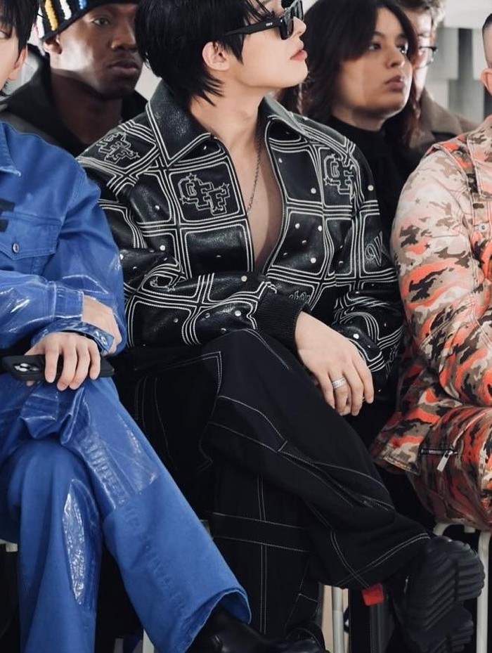 Salah satu anggota boy group ATEEZ yakni Song Min Gi atau Mingi menghadiri Off White fashion show di Paris pada Kamis, (6/3)./ Foto: instagram.com/fixon_n_on