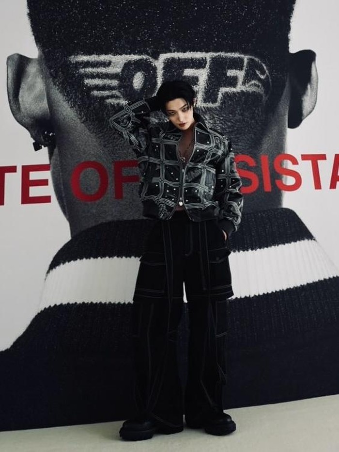 Idol K-Pop berzodiak Leo tersebut tampil keren dalam fashion item didominasi warna hitam dan abu-abu dari ujung kepala hingga ujung kaki./ Foto: instagram.com/fixon_n_on