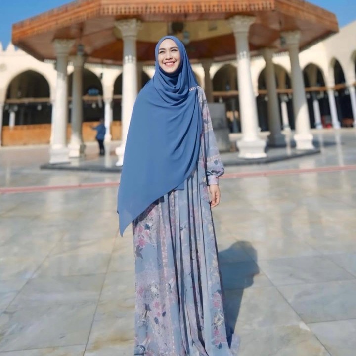 <p>Meski tertutup dengan balutan gamis, Oki selalu tampil <em>on-point</em> dengan beragam busana yang cantik. Hal tersebut diketahui langsung melalui beberapa <em>postingan</em> di akun Instagram pribadinya. (Foto: Instagram@okisetianadewi)</p>
