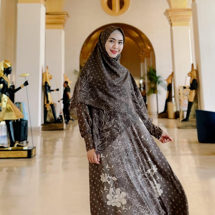 <p>Pilihan <em>outfit </em>lainnya yang dapat Bunda jadikan sebagai inspirasi adalah busana Muslim yang satu ini. Usut punya usut, busana ini juga dikeluarkan oleh <em>brand</em> milik Oki yang bernama OSD Oki Setiana Dewi. “<em>Dress by @osd,</em>” tulis Oki, dikutip dari laman <em>Instagram@okisetianadewi, </em>Jumat (7/3/2025). (Foto: Instagram@okisetianadewi)</p>