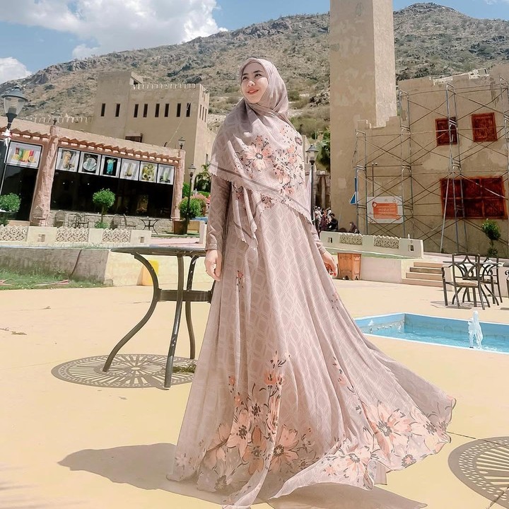 <p>Oki sering kali menampilkan <em>outfit out the day</em> (OOTD)-nya di media sosial. Misalnya saja, seperti foto berikut ini ketika ia mengenakan gamis berwarna pastel yang dihiasi motif bunga. (Foto: Instagram@okisetianadewi)</p>