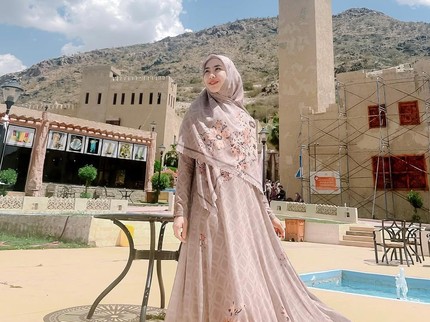 5 Potret Anggun Oki Setiana Dewi dalam Balutan Gamis, Bisa Disontek untuk Baju Lebaran