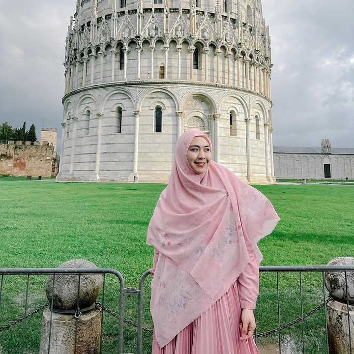 <p>Sering kali <em>postingan-</em>nya yang menampilkan OOTD mendapat perhatian netizen yang tertarik dengan busananya. “Bajunya cantik, <em>spill</em> boleh usatadzah?” tulis akun <em>@maryeni_hu****. </em>(Foto: Instagram@okisetianadewi)</p>
