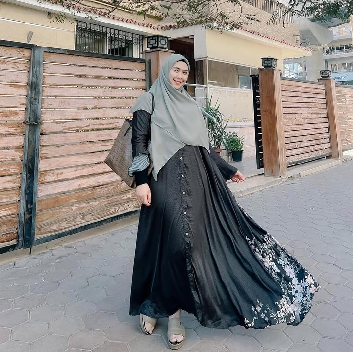 <p>Bunda pastinya sudah tidak asing dengan ustazah yang satu ini. Selain pandai dalam berdakwah, Oki Setiana Dewi juga piawai dalam memilih <em>outfit.</em> Bahkan, Bunda juga bisa menjadikan pilihan busana ala Oki sebagai baju Lebaran, lho. (Foto: Instagram@okisetianadewi)</p>
