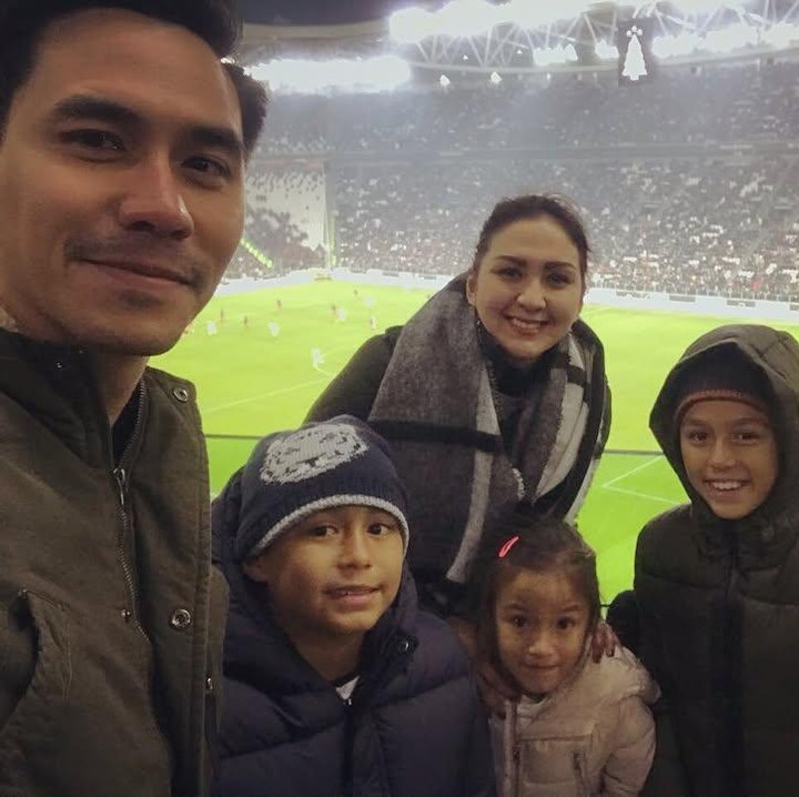 <p>Pasangan terakhir yang terbang ke luar negeri unttuk menonton sepak bola adalah Donna Agnesia dan Darius Sinathrya. Beberapa tahun lalu, pasangan yang menikah pada 2006 ini pernah menyaksikkan pertandingan klub Juventus melawan klub Genoa di Italia. Donna dan Darius mengajak serta ketiga anak mereka untuk menonton pertandingan sepak bola ini. Keluarga Donna dan Darius memang dikenal sebagai keluarga penggemar olahraga sepak bola. (Foto: Instagram @dagnesia)</p>