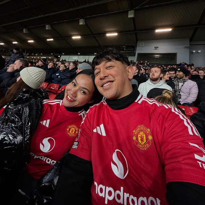 <p>Baru-baru ini, penyanyi Yura Yunita juga menemani suaminya, Donne Maula, menonton pertandingan sepak bola klub MU di stadion Old Trafford. Keduanya kompak mengenakan jersey klub MU saat menonton pertandingan. Donne juga diketahui telah lama menjadi fans klub MU, Bunda. (Foto: Instagram @yurayunita)</p>