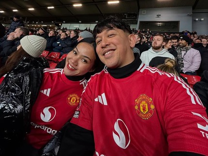 5 Potret Pasangan Artis RI Nonton Sepak Bola di Luar Negeri, Terbaru Yura Yunita & Donne Maula Saksikan MU di Old Trafford