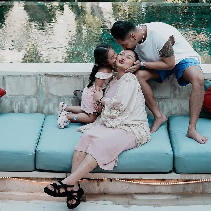 <p>Pelantun lagu <em>Lagi Syantik</em> ini mengaku sangat bahagia karena keinginannya berlibur ke Bali diwujudkan oleh sang suami. "Akhirnya ngerengek pengen <em>holidey</em> dikabulin juga. Meskipun dibulan puasa, dan biduanya masih budugan sebadan badan," tulisnya di Instagram. (Foto: Instagram @sitibadriah)</p>
