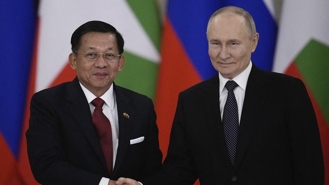 Presiden Rusia Vladimir Putin menyampaikan terima kasih ke pemimpin junta Myanmar Min Aung Hlaing usai mendapat hadiah enam anak gajah.