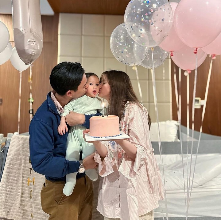 <p>Momen ini dibagikan langsung oleh Sabrina melalui laman Instagram-nya. Terlihat ia dan sang suami membelikan sebuah kue ulang tahun mungil dan mendekorasi ruangan dengan balon yang cantik. (Foto: Instagram: @sabrinaanggraini)</p>