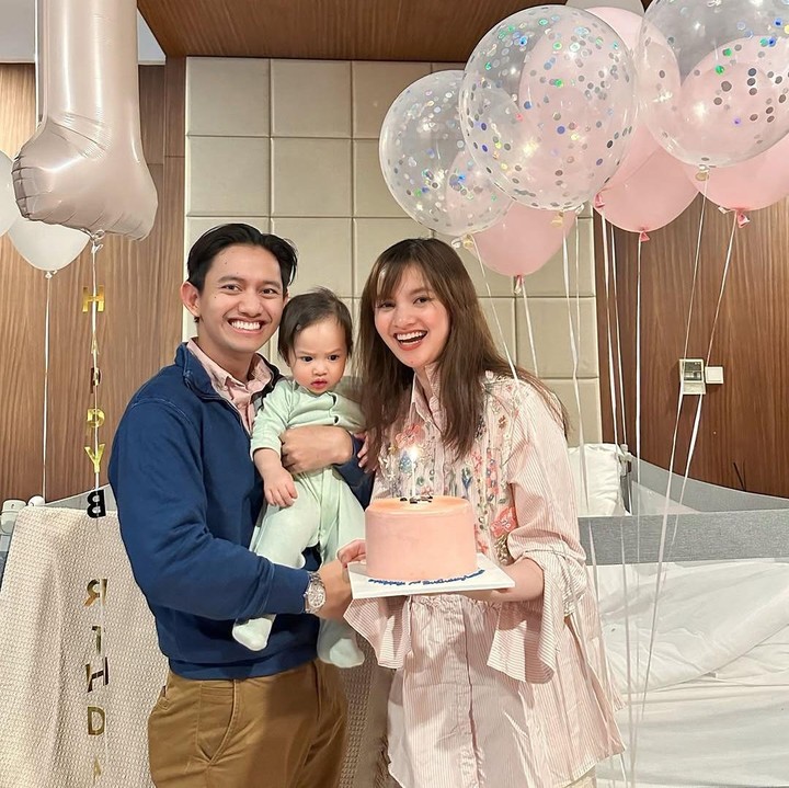 <p>"Selamat ulang tahun yang pertama, Launa Alima Syahila Devara! <em>Surprise surprise</em> begitu bangun tidur ada balon-balon di kasurnyaaa. Langsung kaget dan penasaran banget reaksinya," tulis Sabrina dalam kolom keterangan. (Foto: Instagram: @sabrinaanggraini)</p>