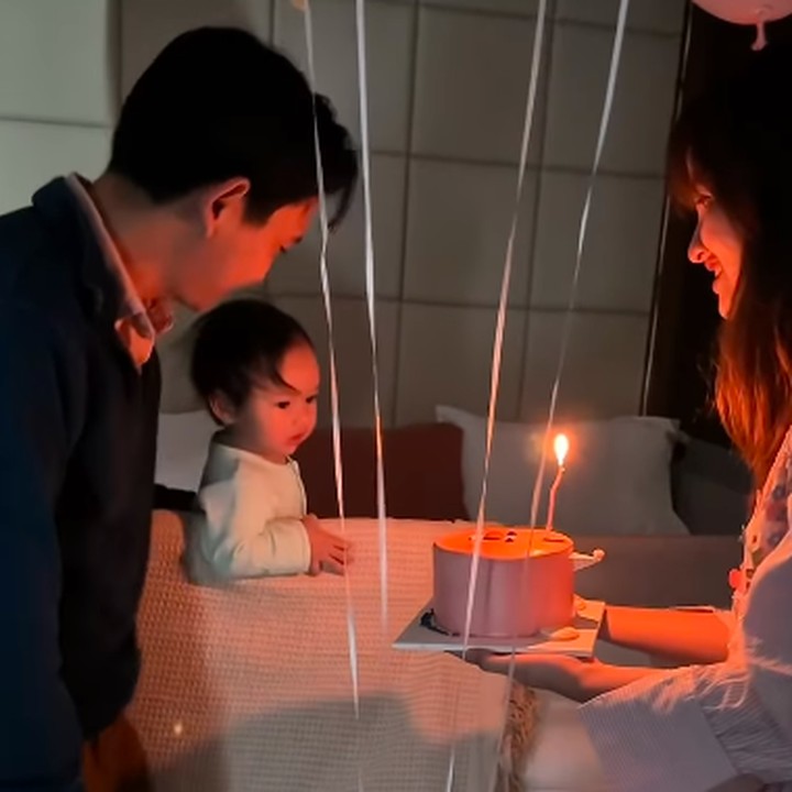 <p>Belum lama ini, Launa baru saja merayakan ulang tahunnya yang pertama. Sabrina dan Belva pun membuat perayaan sederhana di rumah. (Foto: Instagram: @sabrinaanggraini)</p>