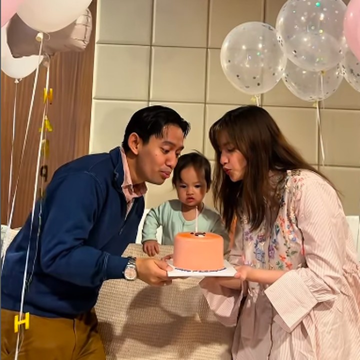 <p>"Enggak percaya sudah setahun saja. Rasanya kayak baru kemarin kamu baru lahir. Kita berdua bersyukur banget akan kehadiran kamu di dunia ini. Tumbuh besar, sehat, dan bahagia terus ya sayang," katanya seraya menyisipkan emotikon pelukan. (Foto: Instagram: @sabrinaanggraini)</p>