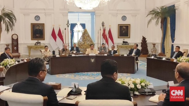 Raymond Thomas Dalio atau Ray Dalio duduk di samping Prabowo Subianto ketika pertemuan dengan para konglomerat Indonesia di Istana Negara.