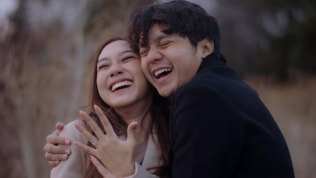 Romantisnya Arbani Yasiz Lamar Raissa Ramadhani di Jepang