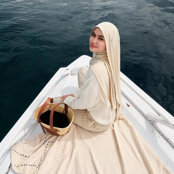<p>Penampilannya yang <em>fashionable</em> itu sering kali mendapat pujian dari netizen. “Gadis ini mewakili energi feminin yang elegan dan cantik,” tulis akun <em>@wish****.</em> “MasyaAllah cantik sekali,” tulis akun <em>@yfizardha_. </em>(Foto: Instagram@sashfir)</p>
