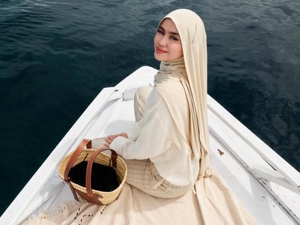 5 Potret Look Hijab ala Selebgram Sashfir, Tampil Anggun dan Elegan