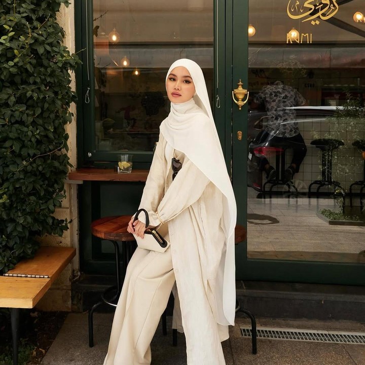 <p>Misalnya saja, seperti foto berikut ini. Sashfir terlihat memesona dengan balutan busana serba <em>cream</em> dan <em>broken white. </em>“<em>Style</em> yang indah,” tulis akun <em>@hamideh_ak****. “</em>Sashfir dengan warna putih, tidak pernah salah,” tulis akun <em>@astridw****. </em>(Foto: Instagram@sashfir)</p>