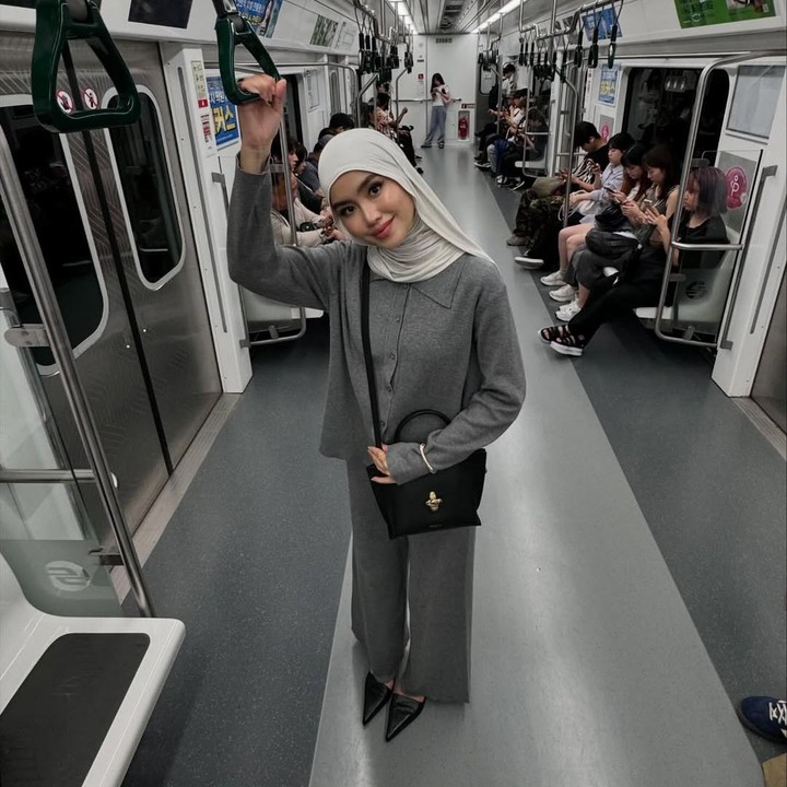 <p>Model hijab ala Sashfir sendiri dikenal dengan julukan pashmina meleyot yang <em>simple</em> dan tidak membutuhkan banyak jarum. Ia pun memiliki <em>brand </em>hijab sendiri yang cukup terkenal, yakni Lafiyee. (Foto: Instagram@sashfir)</p>