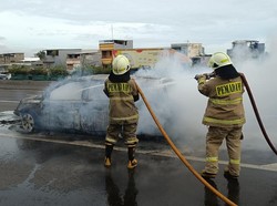 Mobil Terbakar Akibat Korslet di Tol Dalkot Km 23, Lalin Padat 4 Km