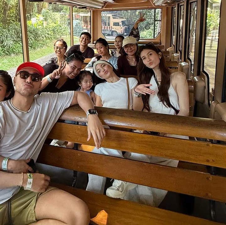 <p>Selain menginap di resort, Siti Badriah bersama suami, putri, dan teman-temanya juga menyempatkan diri main ke kebun binatang yang ada di Bali. Perjalanan kali ini tampaknya meninggalkan kesan yang spesial bagi Siti Badriah karena bisa <em>quality time</em> dengan orang terdekat. (Foto: Instagram @sitibadriahh).</p>
