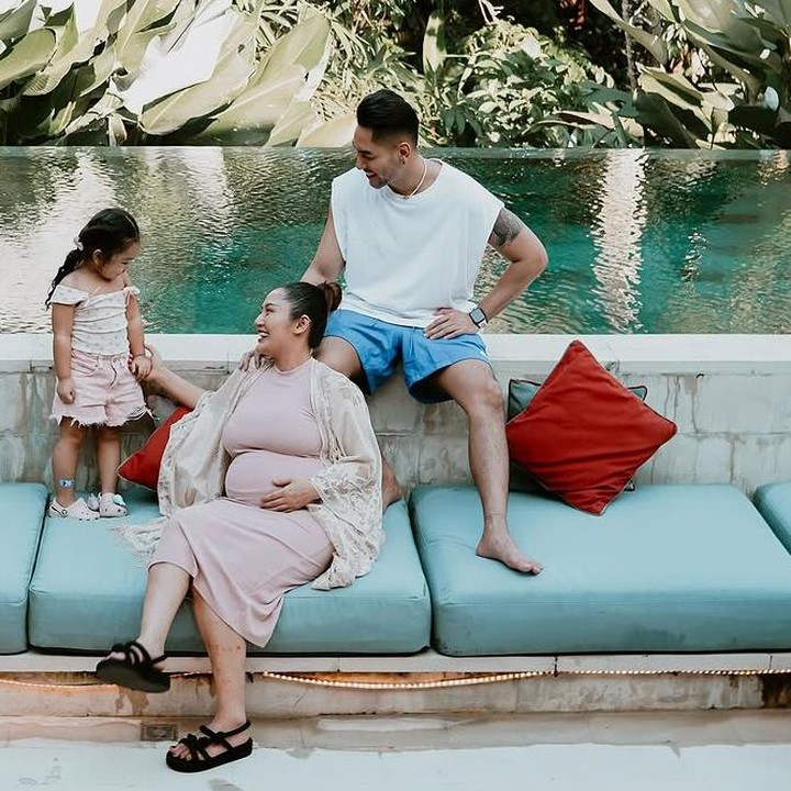 <p>Selama liburan di Bali, Siti Badriah dan suami serta putrinya menginap di sebuah resort mewah di Ubud Bali. Suasana resort ini sangat asri, terlihat dari suasana <em>outdoor</em> yang dikeliling oleh pepohonan hijau. (Foto: Instagram @sitibadriahh).</p>