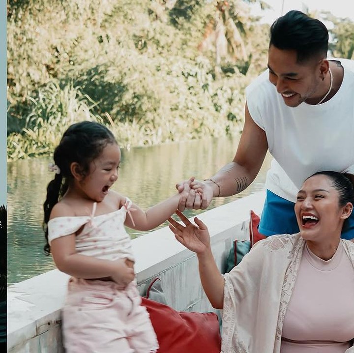 <p>Siti Badriah mengunggah potret liburannya ke Bali di akun media sosial miliknya. Perempuan 33 tahun ini terlihat menikmati momen liburannya bersama sang suami Krisjiana Baharudin dam putri semata wayangnya, Xarena Zenata Denallie Baharudin. (Foto: Instagram @sitibadriahh).</p>