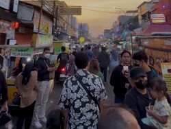 Ngabuburit di Trate Takjil Market Gresik, Ada Apa Aja?