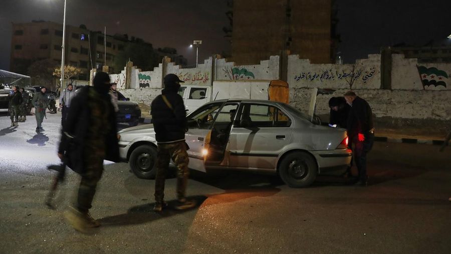 Syria Situasi keamanan dalam Suriah kembali memanas pasca bentrokan sengit antara pasukan keamanan serta milisi loyalis mantan Presiden Bashar al-Assad menewaskan sedikitnya 71 orang. (AP Photo/Omar Sanadiki)