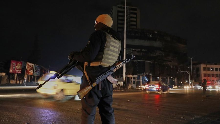 Situasi keamanan pada Suriah kembali memanas setelahnya bentrokan sengit antara pasukan keamanan serta milisi loyalis mantan Presiden Bashar al-Assad menewaskan sedikitnya 71 orang.  (AP Photo/Omar Sanadiki)