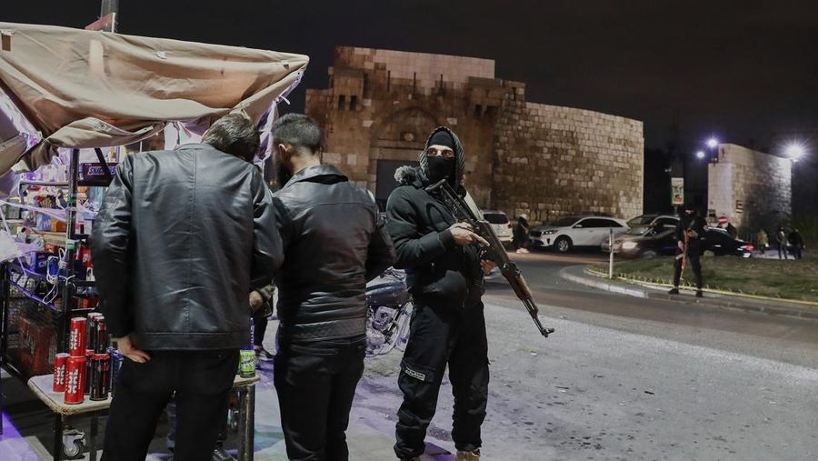 Syria Situasi keamanan di Suriah kembali memanas pasca bentrokan sengit antara pasukan keamanan serta milisi loyalis mantan Presiden Bashar al-Assad menewaskan sedikitnya 71 orang. (AP Photo/Omar Sanadiki)