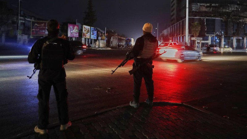 Situasi keamanan dalam Suriah kembali memanas setelahnya bentrokan sengit antara pasukan keamanan kemudian milisi loyalis mantan Presiden Bashar al-Assad menewaskan sedikitnya 71 orang.  (AP Photo/Omar Sanadiki)